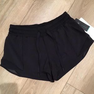 New Lululemon black hotty hot shorts